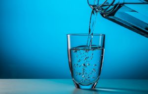 فواید نوشیدن آب برای سلامتی بدن انسان و مقدار مناسب مصرف