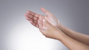 ورم دست چه عللی دارد، درمان آن چیست؟